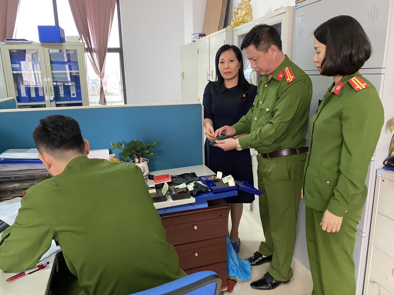 Phòng Cảnh sát QLHC về TTXH - Công an thành phố: Vận động, thu hồi 5 khẩu súng công cụ hỗ trợ